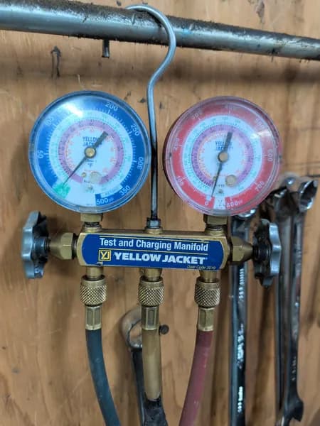 Yellow Jacket Test and Charging Manifold Gauge Set, interior view